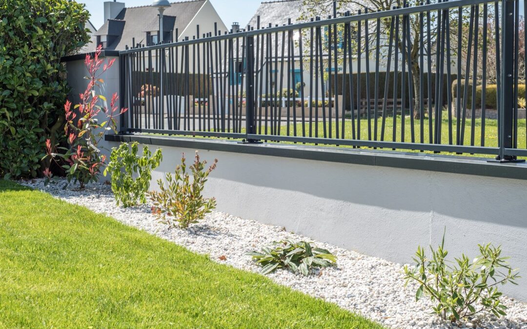 Pose de clôture : indispensable pour délimiter votre maison