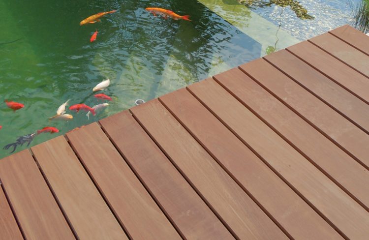 terrasse en bois avec piscine