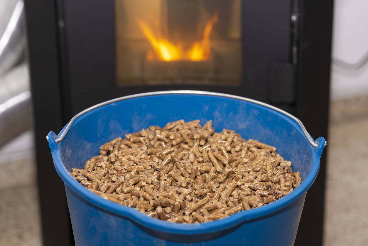 stocker granulés de bois pellets chauffage stockage énergie maison qualité bûches