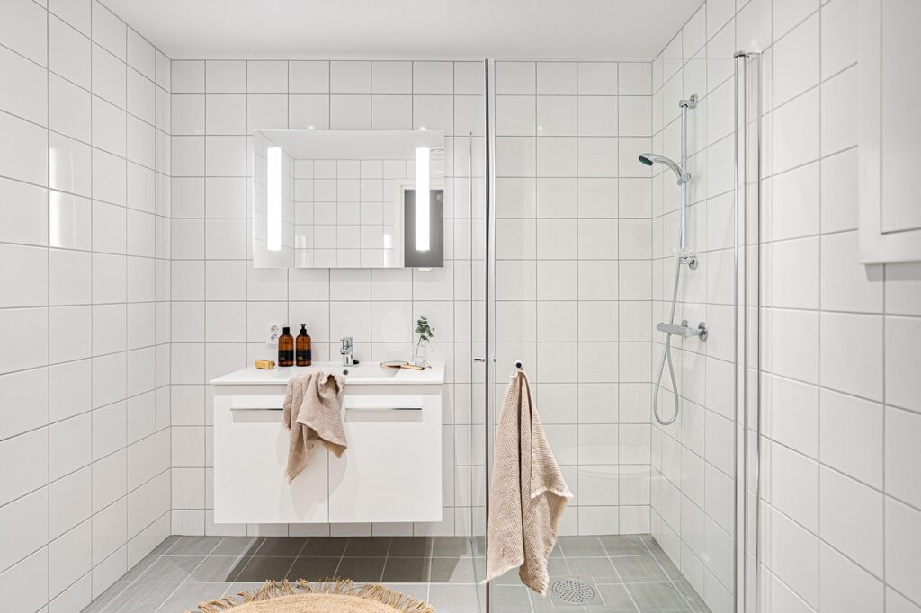 paroi de douche sous pente