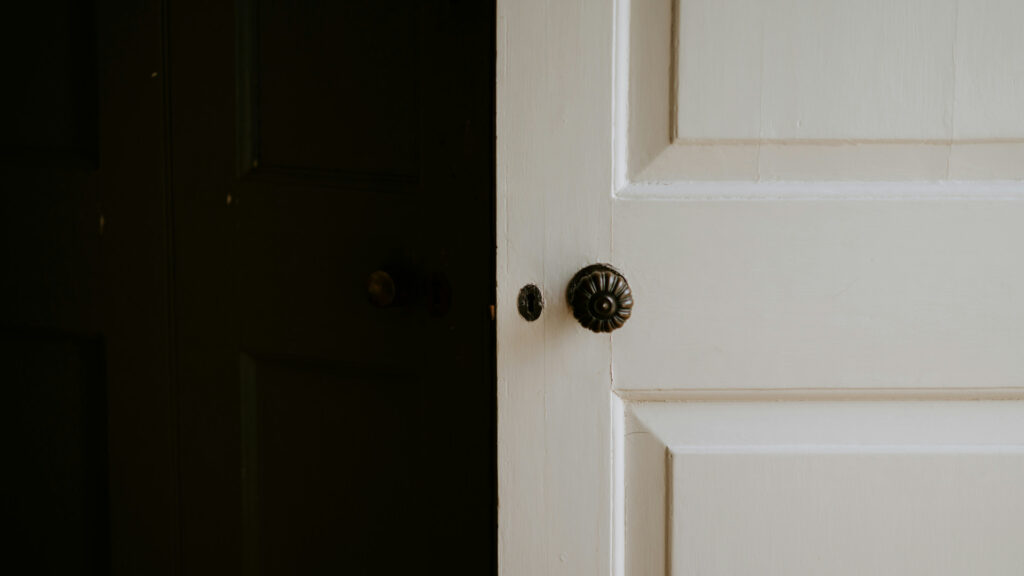 Coordonnez vos portes intérieures et leurs accessoires pour un intérieur stylé