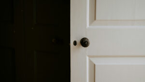 Coordonnez vos portes intérieures et leurs accessoires pour un intérieur stylé