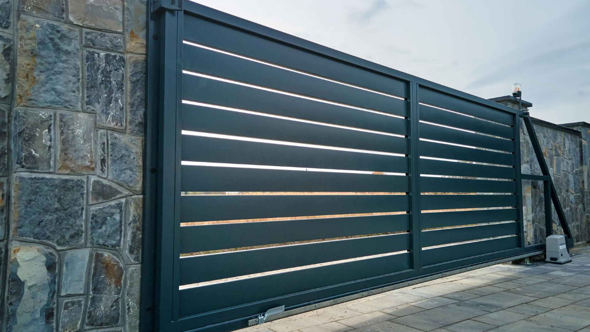 Pourquoi opter pour des poteaux en aluminium pour votre portail ?