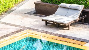 Carrelage pierre de bali pour piscine : le grès cérame et ses atouts pour bassin extérieur