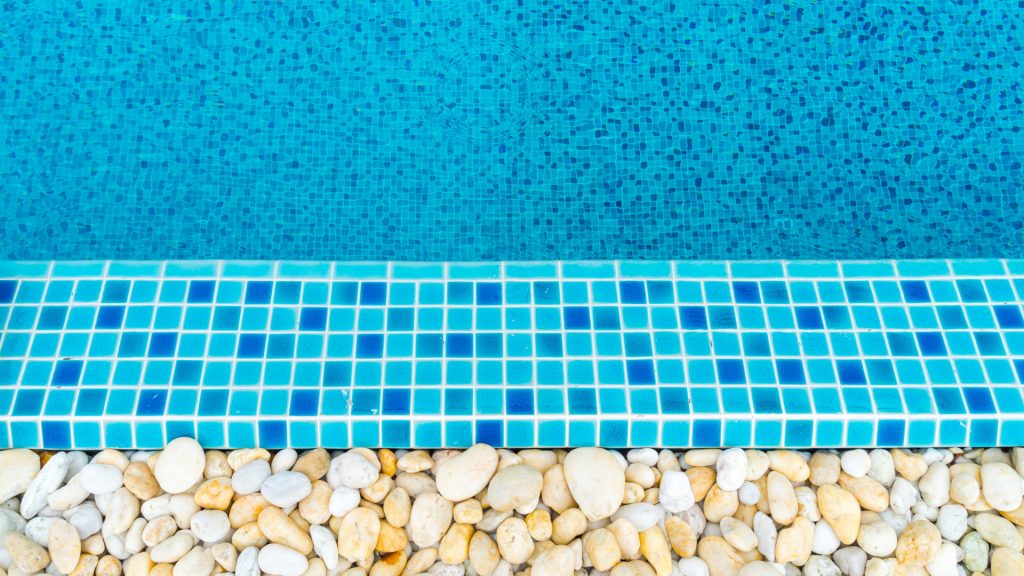 Choix du carrelage pour piscine extérieure : critères essentiels et conseils d’expert