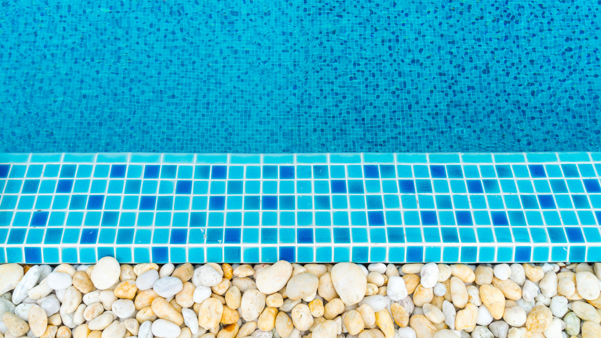 Choix du carrelage pour piscine extérieure : critères essentiels et conseils d’expert