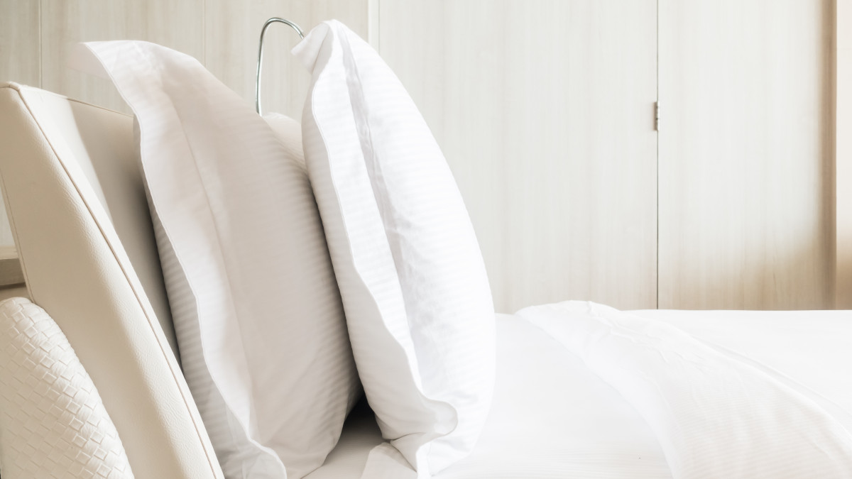 des oreillers blancs posés sur un lit