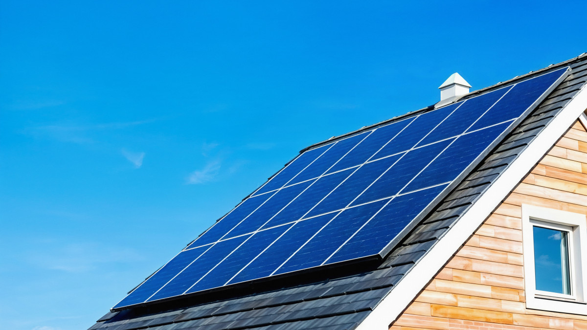 des panneaux solaires installés sur la toiture d'une maison sous un ciel bleu